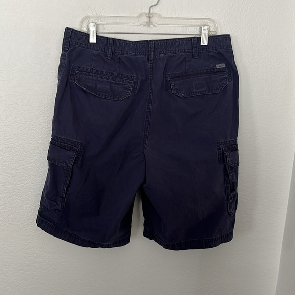 IZOD CARGO SHORTS DK NAVY BLUE ALMOST BLACK LENGTH FROM TOP IS 21in WAIST IS 36 - Picture 5 of 6